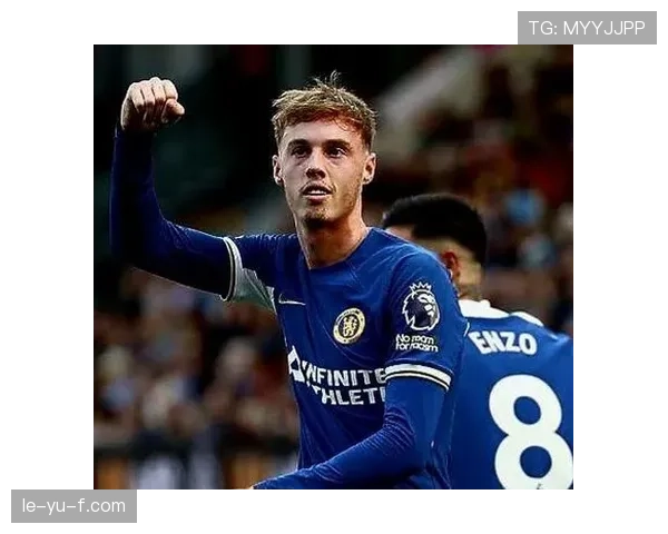 帕尔默独特射门方式助力球队逆转,足球战术表现稳健引关注 帕尔默独特射门方式助力球队逆转,足球战术表现稳健引关注