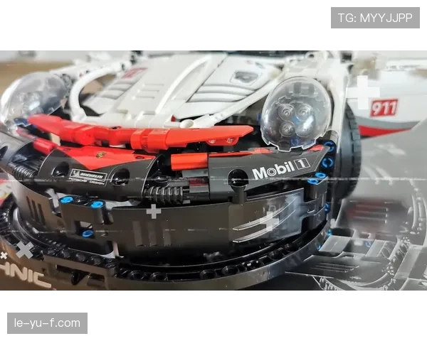 阿尔瓦雷斯训练完直接去接娃，球衣都没换，保时捷后座堆满乐高